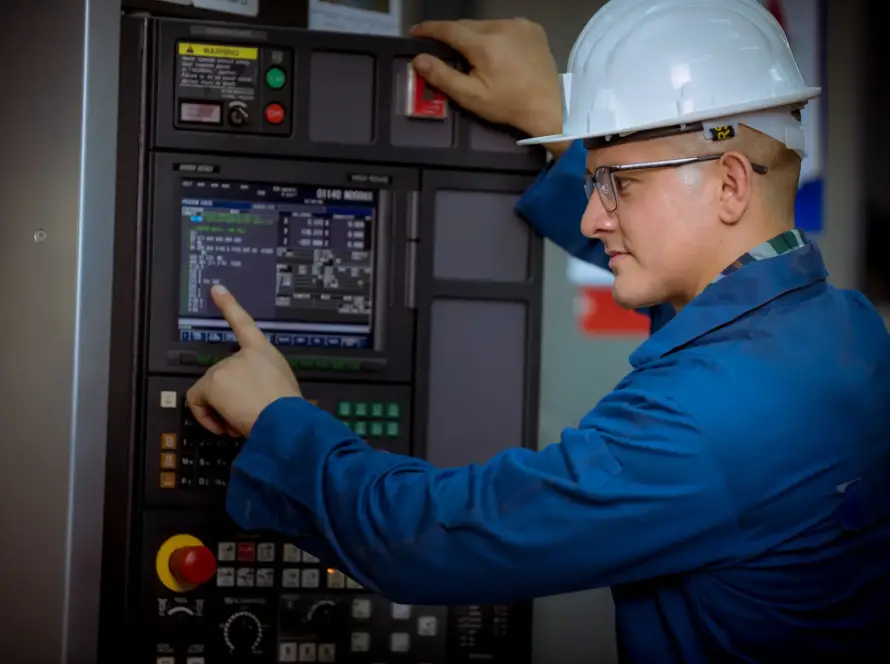 Ingeniero industrial ajustando pantalla HMI de centro de control CNC